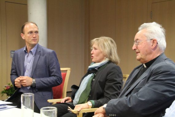 v.l. Dir. Horst Winkler, Obfrau Christa Bussek, Stv. Prälat Franz Mantler, langjähriger Dechant und KMB-Männerseelsorger