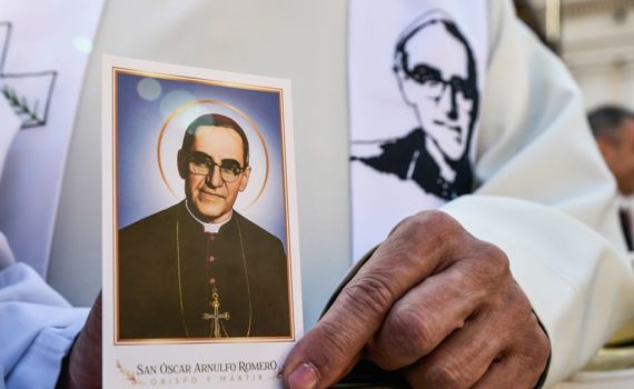 Priester mit einem Bild von Oscar Romero, Erzbischof von San Salvador, bei dessen Heiligsprechung und der von sechs weiteren Seligen, am 14. Oktober 2018 im Vatikan. Auf die Stola ist ein Porträt von Romero gestickt.