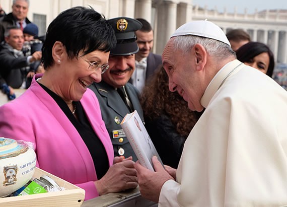 Gerda Schaffelhofer (auch Präsidentin der Kath. Aktion Österreichs), übergab dem Papst bei der Generalaudienz ein Exemplar von "Gebete für Papst Franziskus"