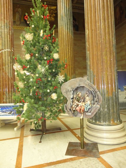 Christbaum und Weihnachtskrippe in der Säulenhalles der Österreichischen Parlaments