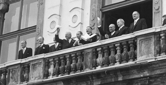 Am Balkon des Schloss Belvedere - Figl zeigt den Staatsvertrag