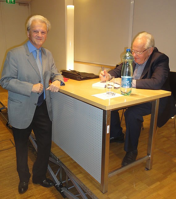 Alois Brandstetter beim Signieren des Buches im Gespräch mit KMB-Diözesanobmann Helmut Wieser
