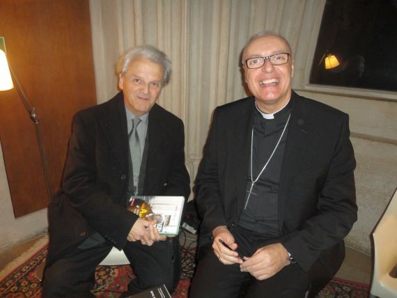Bischof Zsifkovics beim Signieren seines Buches mit KMB-Diözesanobmann Helmut Wieser