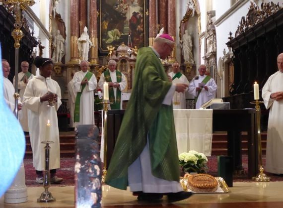 Bischof Freistetter segnet das Brot.