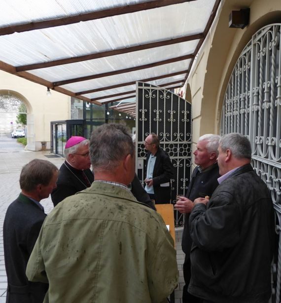 Der Bischof stellt sich den Fragen