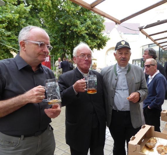 vlnr: Diakon Ernst, Diakon Brauner und Diakon Baumgartner bei der Agape