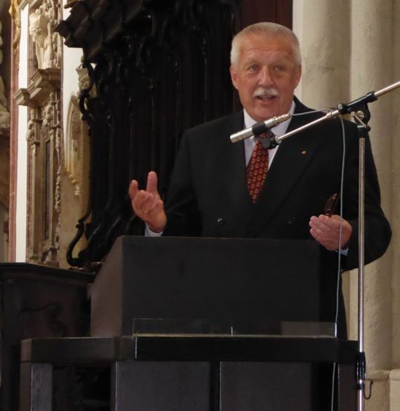 VO Richard Wagner begrüßt die zahlreich gekommenen Männer und Bischof Freistetter