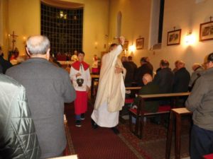 Die Weihezeremonie zum Jubiläum nahm Neupriester Bernd Kolodziejczak vor