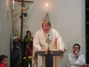 Neupriester Bernd Kolodziejczak bei der Predigt