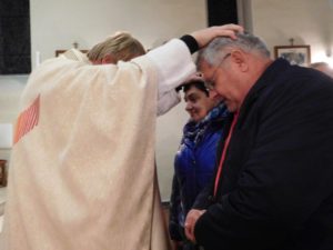 Am Ende erteilte er allen Gottesdienstbesuchern den "Primizsegen"