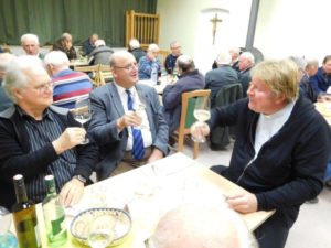 Bei der Agape: "Prost" 