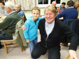 Zwei neue im Dienst der Kirche: Ministrant und Neupriester