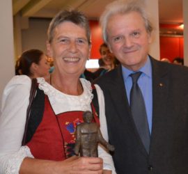 KMB-Diözesanobmann Helmut Wieser gratuliert Dr. Maria Schiestl, Projektpartnerin von Sei so frei – Bruder in Not