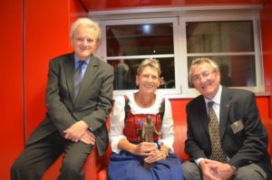 + Dr. Maria Schiestl mit Adolf Stüger, Sei so frei Innsbruck (r.) und KMB-Diözesanobmann Helmut Wieser