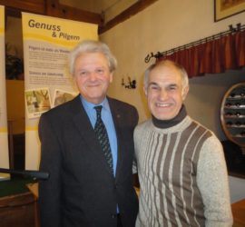 KMB-Diözesanobmann Helmut Wieser beglückwünscht Franz Kerbler aus der Pfarre Obernalb, Verbandspfarre Retz.