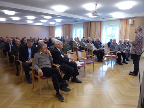 Ein Blick in den Vortragssaal im Haus Elisabeth der ehrwürdigen Kreuzschwestern in Laxenburg