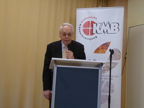 Dekanatsobmann Wilhelm Weiss (Dekanat Mödling) begrüßt die Teilnehmer am Einkehrtag