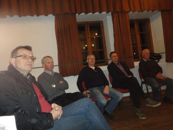 Interessierte Zuhörer, links Pfarrobmann Walter Böck