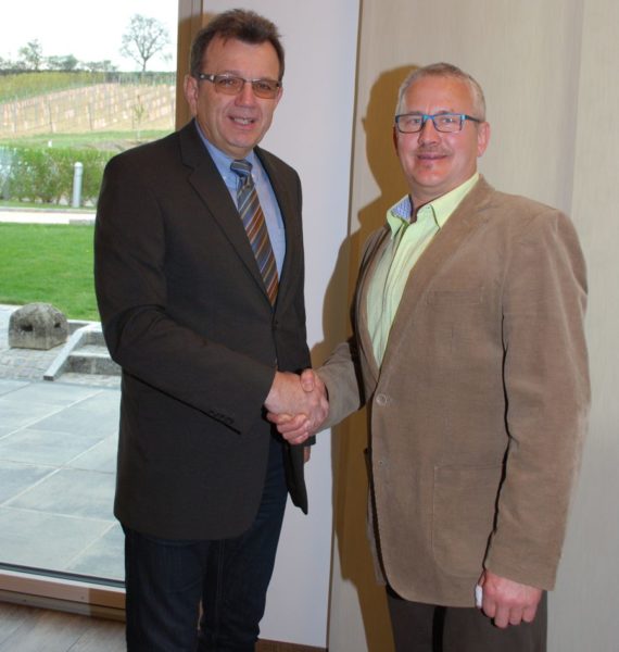 Walter Böck übergibt an den neu gewählten Obmann Franz Schneider (rechts).