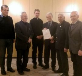 v.l. Dekanatsobmann Walter Böck, Prälat Franz Mantler, Dechant Clemens Beirer, KMB-Diözesanobmann Helmut Wieser mit der Ehrenurkunde, Ehrenobmann Johann Fehringer, Vikariatsobmann Johann Schachenhuber