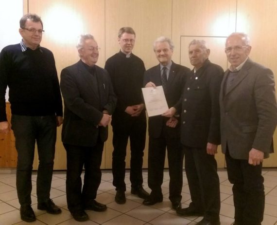 v.l. Dekanatsobmann Walter Böck, Prälat Franz Mantler, Dechant Clemens Beirer, KMB-Diözesanobmann Helmut Wieser mit der Ehrenurkunde, Ehrenobmann Johann Fehringer, Vikariatsobmann Johann Schachenhuber