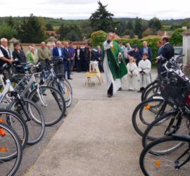 Kaplan Papik segnet die Fahrräder