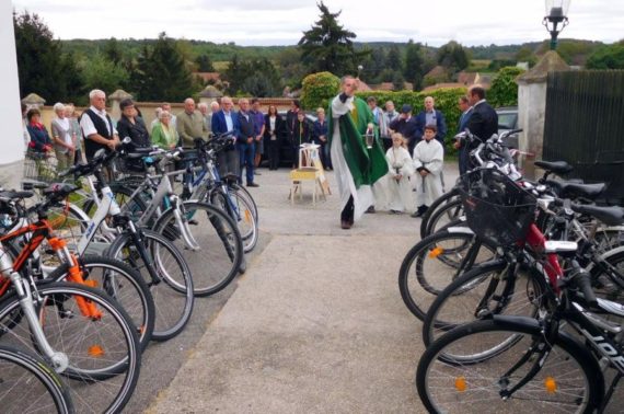 Kaplan Papik segnet die Fahrräder