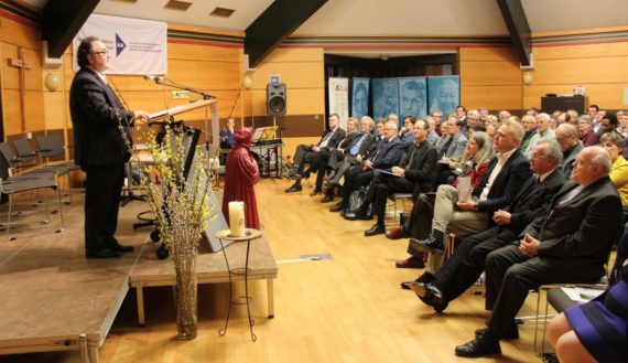 Pfarrer Mag. Michael Chalupka und seine interessierten Zuhörerinnen und Zuhörer