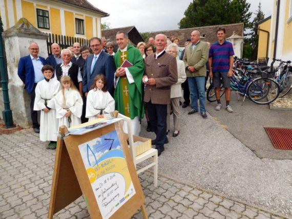 Wir radeln in die Kirche – rechts im Kalmuck-Janker Adolf Hainzl
