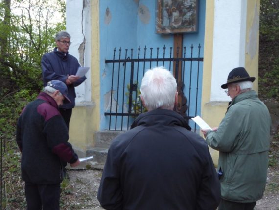 Schon im Wald ist die 5. Station „Simon von Cyrene hilft Jesus das Kreuz tragen“