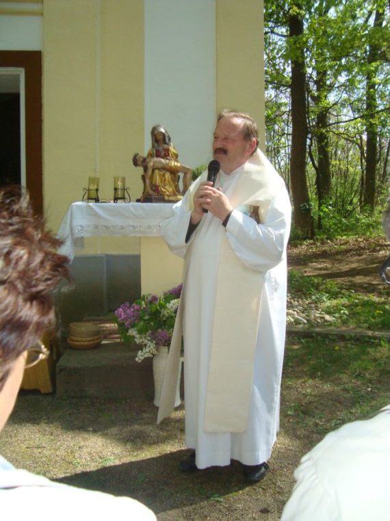 Dechant Franz Pfeifer vor der Gnadenstatue Klein Maria Dreieichen