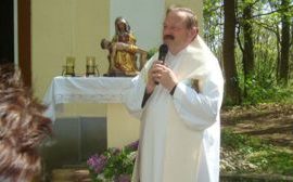 Dechant Franz Pfeifer vor der Gnadenstatue Klein Maria Dreieichen