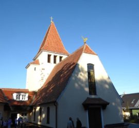 Das von der Jungarbeiter Bewegung erbaute Gotteshaus in der Abendsonne