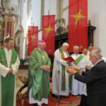 Richard Wagner überreicht das Brot zur Segnung