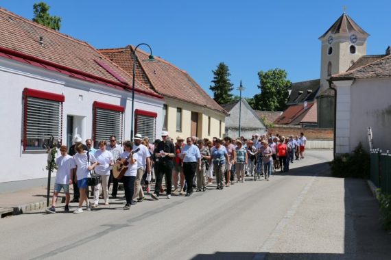 Start in Schrattenthal von der Pfarrkirche zum Heiligen Augustinus