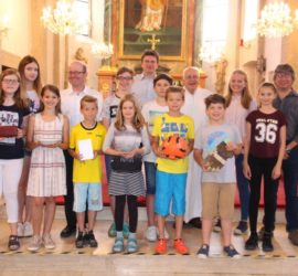 v.l.n.r. Martin Fürhacker, Johannes Hösch, Pfarrer KR Karl Bock, Erich Mladensich und die Kinder der Pfarre Auersthal