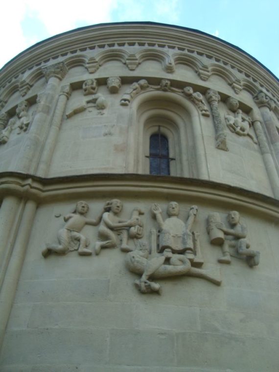 Die „Steinerne Bibel“ ist ein Kunstwerk von europaweiter Geltung.