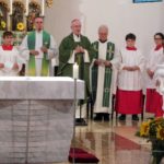 Begrüßung durch WB Dr. Scharl, rechts von ihm Dechant Tanzer und links Administrator Markus Muth sowie zahlreiche Ministranten.