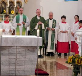 Begrüßung durch WB Dr. Scharl, rechts von ihm Dechant Tanzer und links Administrator Markus Muth sowie zahlreiche Ministranten.