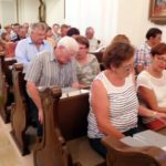 zahlreiche Mitfeiernde