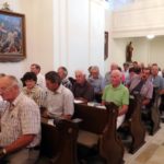 zahlreiche Mitfeiernde