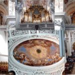 Die Orgeln im Passauer Dom... oben: ...an der Empore, links: ...im Altarraum, Mitte: das "Hl. Geist Loch", rechts: Blick in das Mittelschiff