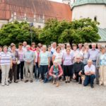 Pilgergruppe vor Gnadenkapelle, kniend Dechant Tanzer und Vikariatsobmann Schachenhuber