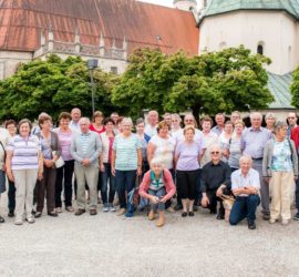 Pilgergruppe vor Gnadenkapelle, kniend Dechant Tanzer und Vikariatsobmann Schachenhuber