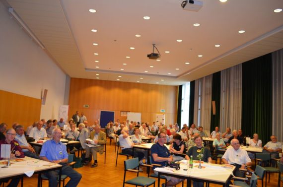 Blick in den vollen Saal