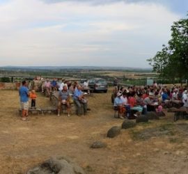 Die vielen Beter beim Kraftort Hl. Stein