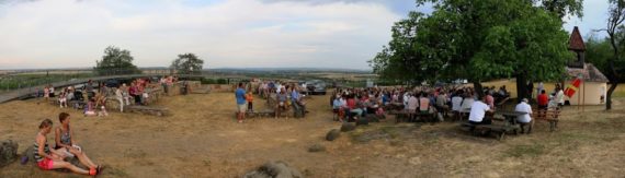 Die vielen Beter beim Kraftort Hl. Stein