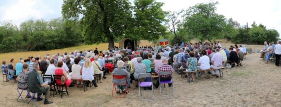 Die vielen Beter beim Kraftort Hl. Stein