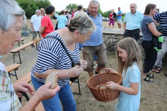 Fleißige junge Helferin mit Nussbrot