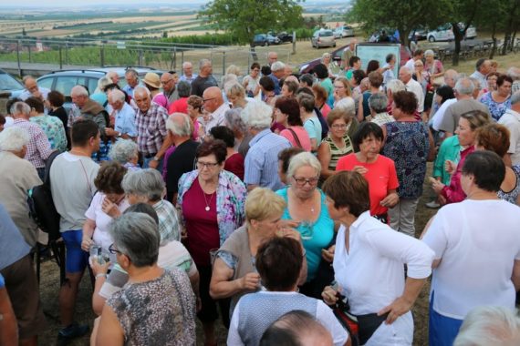 Erfrischende Labung nach der Andacht bei Brot und Wein auf Einladung der KMB Retzbach
